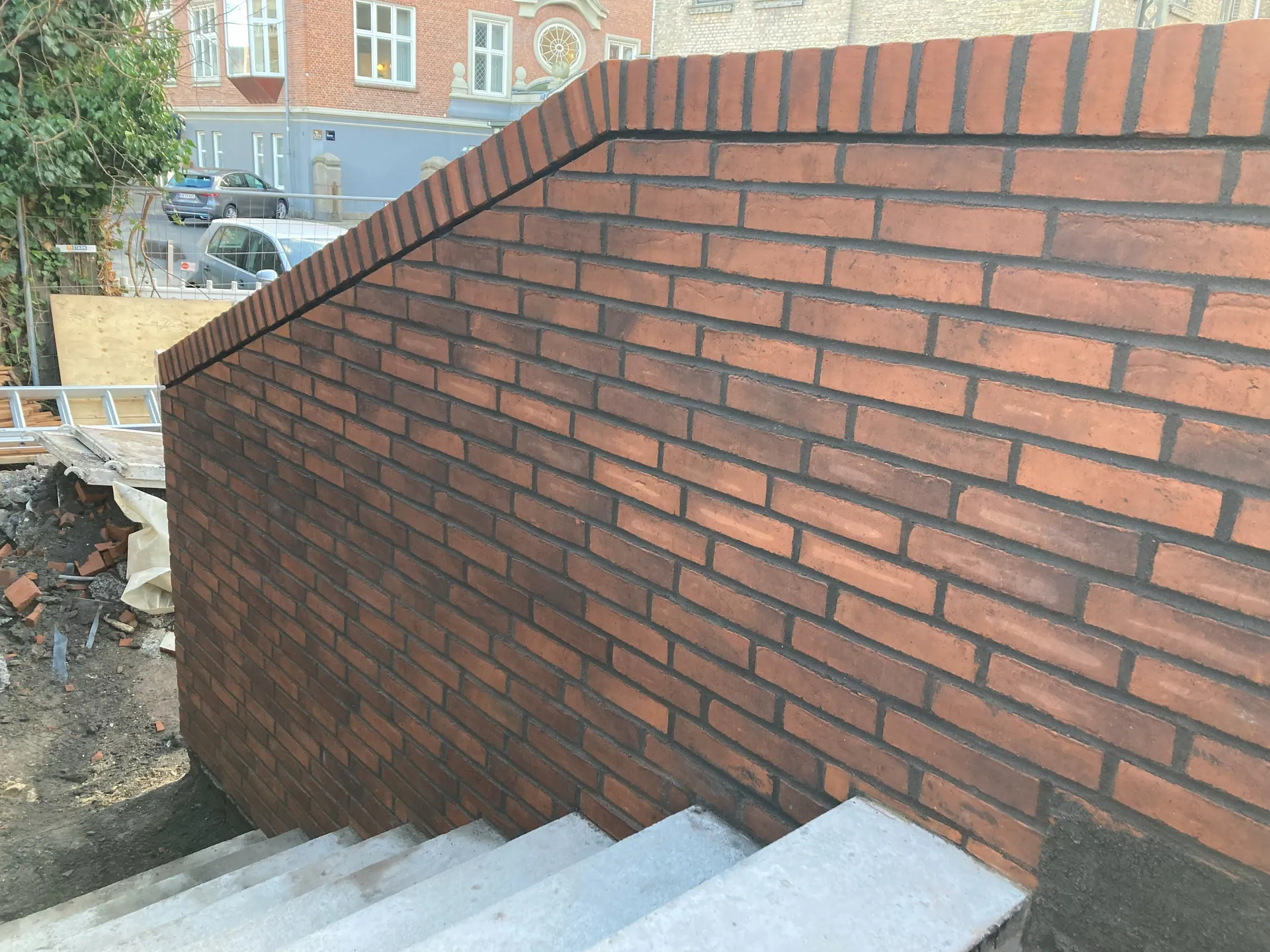 Murerarbejde med ny mur og fuger